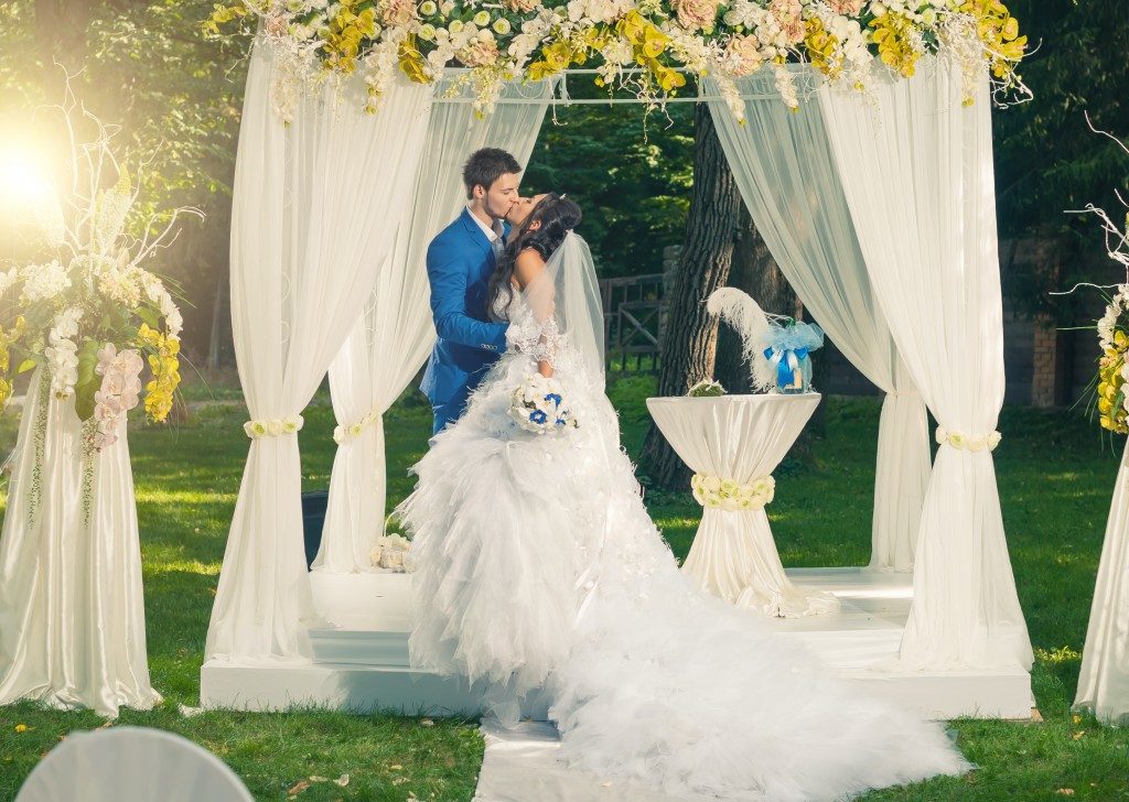 groom and bride kissing