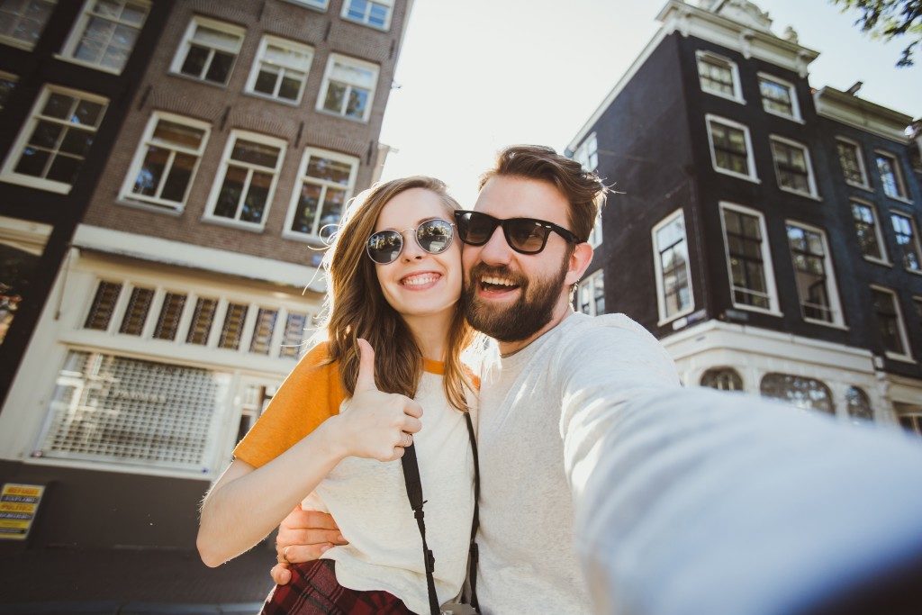 couple travelling